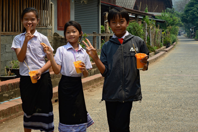 Schulkinder in Schuluniform
